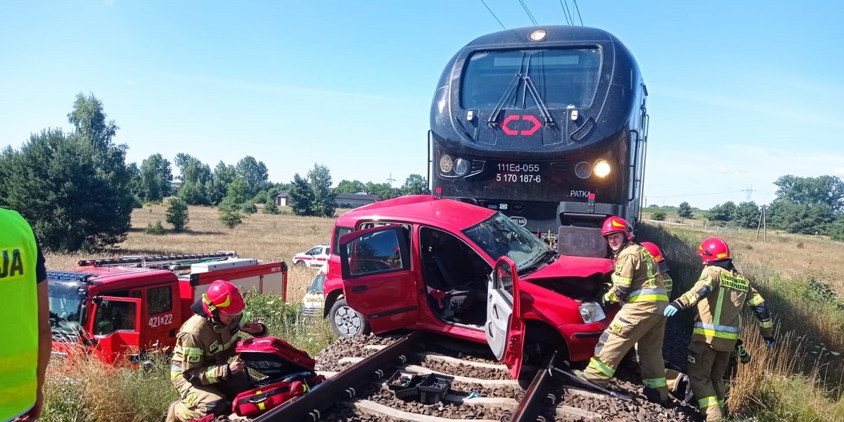 Michałów. Samochód wjechał pod pociąg towarowy. Jedna osoba ranna.