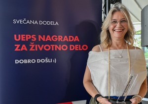 Vanda Kučera sa UEPS nagradom za životno delo 