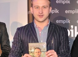 Książka serialowego bohatera do kupienia w prawdziwych księgarniach