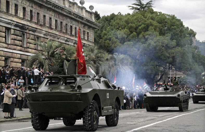 2008 r., stolica Abchazji Suchumi. Parada wojskowa z okazji Dnia Niepodległości