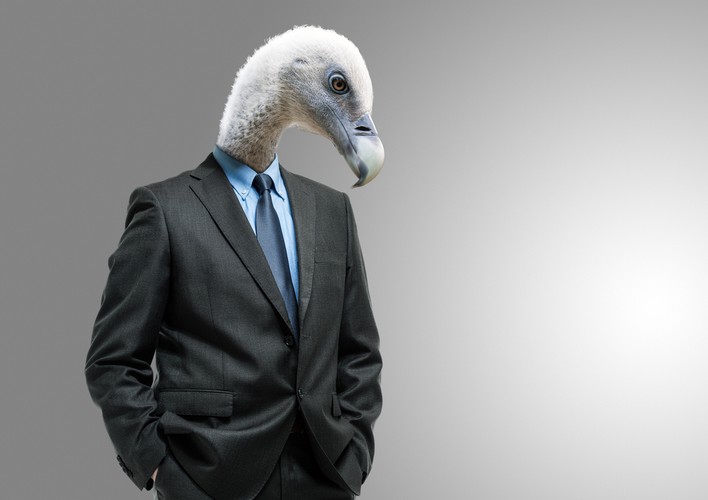 Gdy emigrujemy do obcego kraju i siłą rzeczy potrzebujemy nieco czasu na przystosowanie się do innych warunków, stajemy się łatwym celem dla oszustów. Warto pamiętać o kilku zasadach. Po pierwsze, oszuści często działają według określonego schematu. Często żądają od danej osoby wielu opłat wstępnych, a po ich uiszczeniu giną bez śladu. Zdarza się również, że „pośrednik-oszust” przedstawia nam daną ofertę pracy, a po przyjeździe na miejsce okazuje się, że warunki pracy znacznie różnią się od tych obiecywanych. <br> 
Oferowane przez oszustów propozycje często są atrakcyjne finansowo, co ma dodatkowo zwabić ofiary. Niekiedy oszuści pożyczają także pieniądze na pokrycie fikcyjnych opłat, a później żądają od danej osoby, aby spłacała stale narastający dług. Wcale nie tak rzadko oszuści nawiązują z ofiarą emocjonalną więź, co ułatwia dalsze manipulacje finansowe. Strategia ta jest stosowana przeważnie wobec młodych kobiet. <br>

Aby uniknąć tego typu nieprzyjemnych niespodzianek, warto korzystać z usług legalnie działających agencji zatrudnienia. Ich listę można sprawdzić na stronie internetowej Krajowego Rejestru Podmiotów Prowadzących Agencje Zatrudnienia. Ponadto zawsze należy pytać pośredników o odpowiednie certyfikaty i uprawnienia, żądając konkretnych dokumentów.