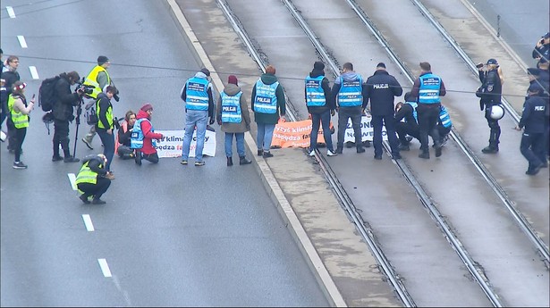 Marsz Niepodległości. Policja usunęła aktywistów klimatycznych z trasy marszu