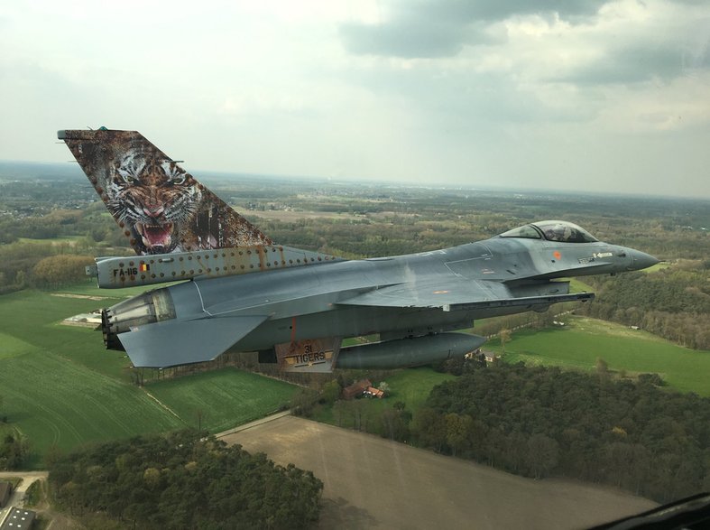 Belgijskie Siły Powietrzne odebrały 136 egz. F-16A i 24 egz. F-16B, z których 90 egz. przeszło modernizację MLU do standardu F-16AM/BM. Na zdjęciu belgijski F-16AM w "tygrysim" malowaniu usterzenia pionowego