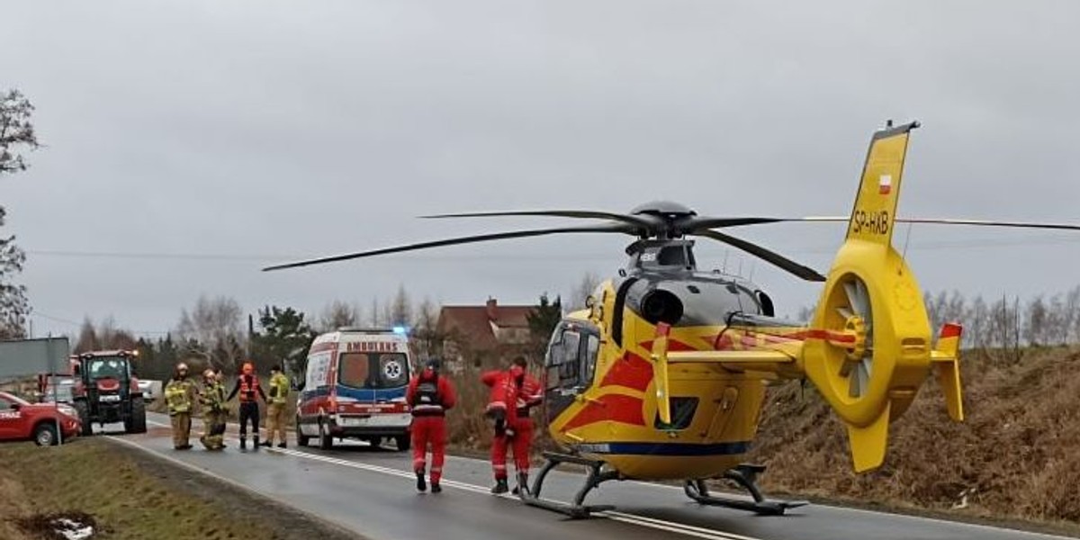 Wypadek w Sztumskiej Wsi. Kierowca skutera uderzył w naczepę ciągnika. Lądował śmigłowiec LPR.