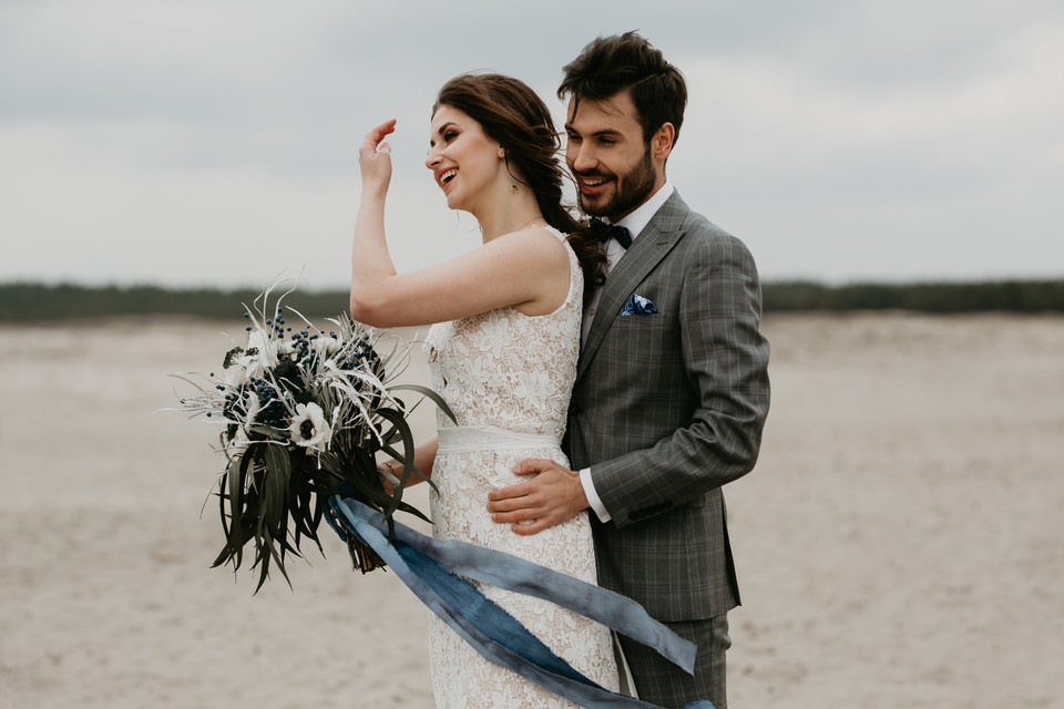 Wietrzna sesja ślubna z niebieskim i granatem w roli głównej