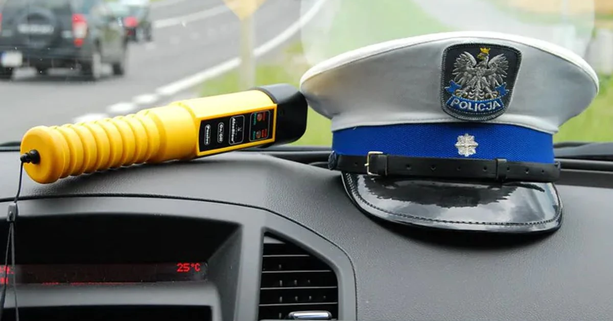 Pijany i naćpany kierowca prowadził autobus. Pasażer wezwał policję