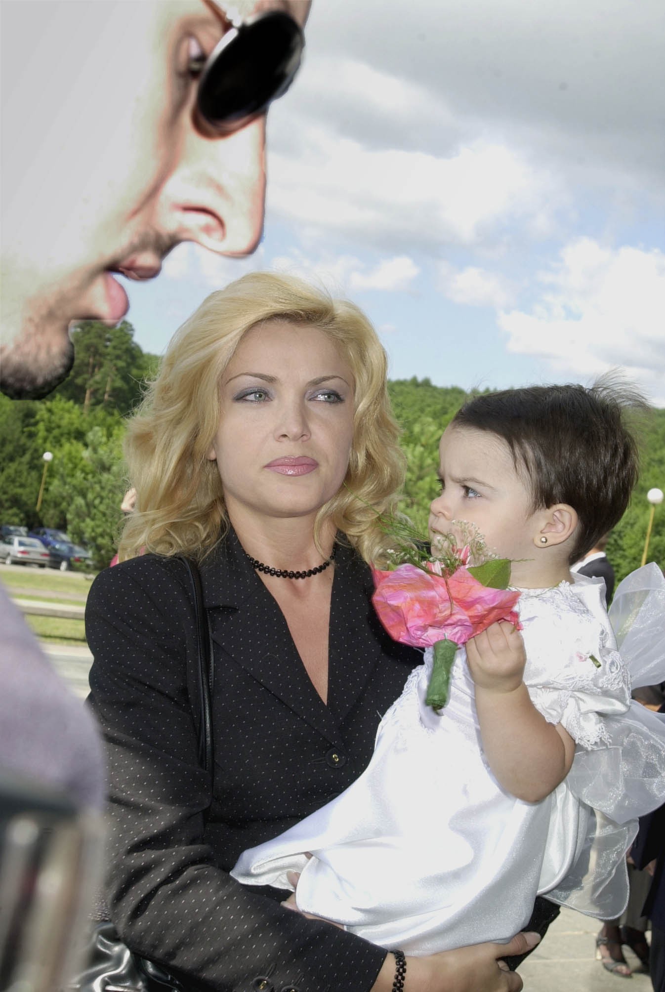 Gabriela Haršányová s dcérou zosnulého Chiarou na oficiálnej rozlúčke s Alexandrom Rezešem v roku 2002. 