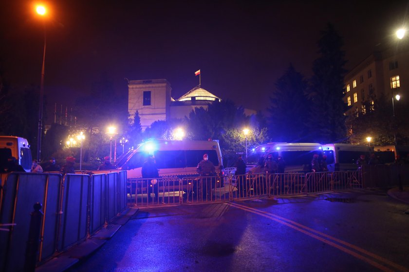 Trwa protest kobiet w Warszawie. Zablokują Sejm? Olbrzymie siły policji