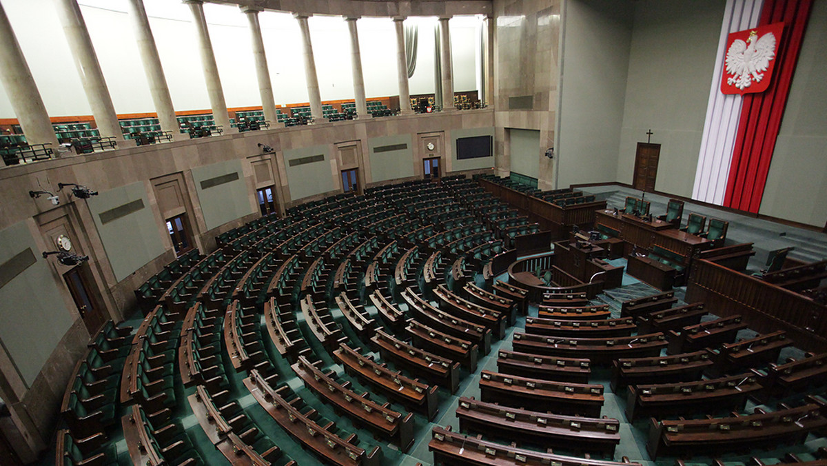 W związku z tym, że wybory parlamentarne odbędą się 25 października, pierwsze posiedzenia Sejmu VIII kadencji i Senatu IX kadencji po wyborach parlamentarnych odbędą się najpóźniej 24 listopada.