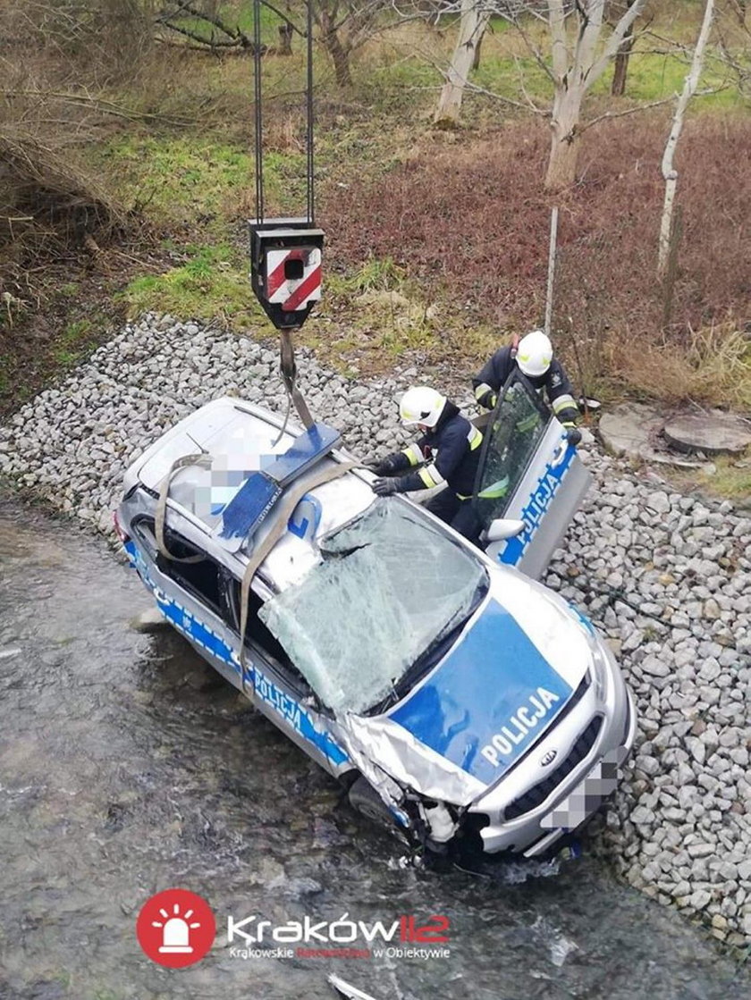 Policjanci jechali na interwencję. Radiowóz spadł z mostu