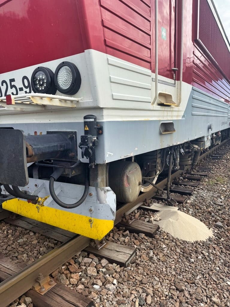 Pri Leviciach sa zrazil traktor s rýchlikom.
