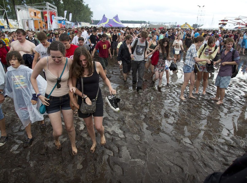 Trzy osoby zginęły, a co najmniej 71 zostało rannych