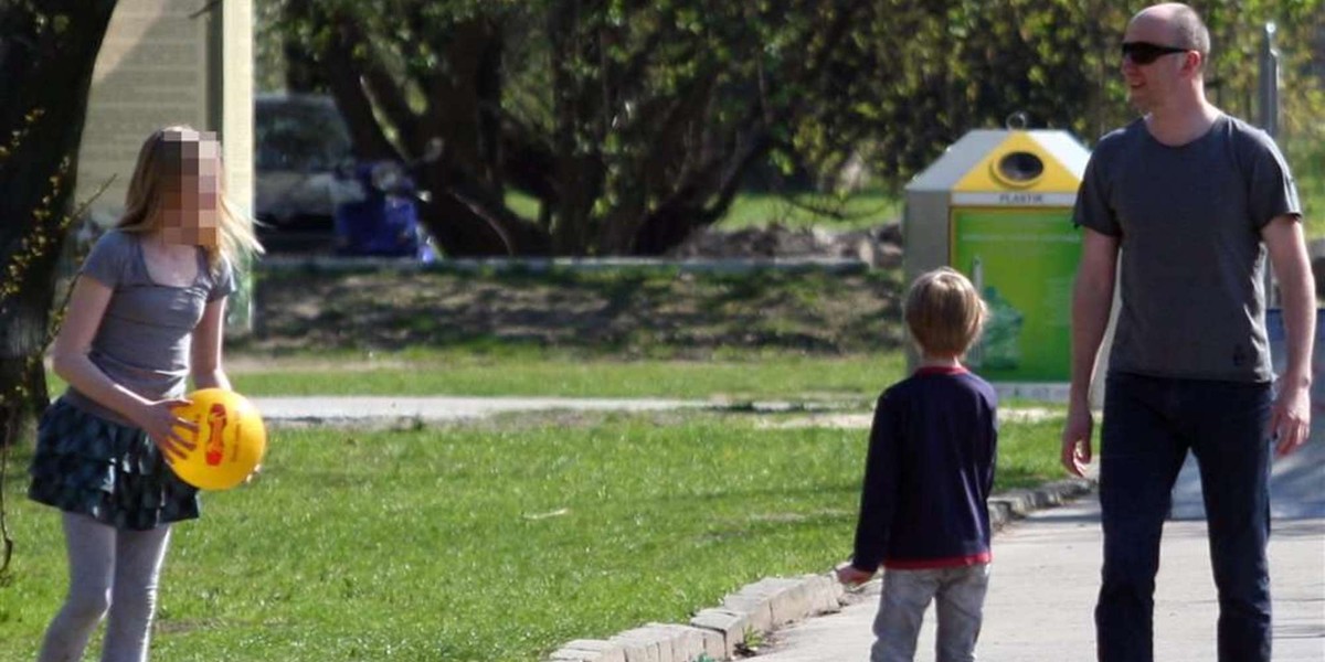 Aktor "Licencji na wychowanie" z dziećmi na pikniku. Foto