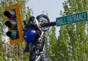 Motocikl se zakačio na semafor