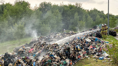 Pożar składowiska odpadów pod Ełkiem. Płonie sprasowany plastik [ZDJĘCIA]