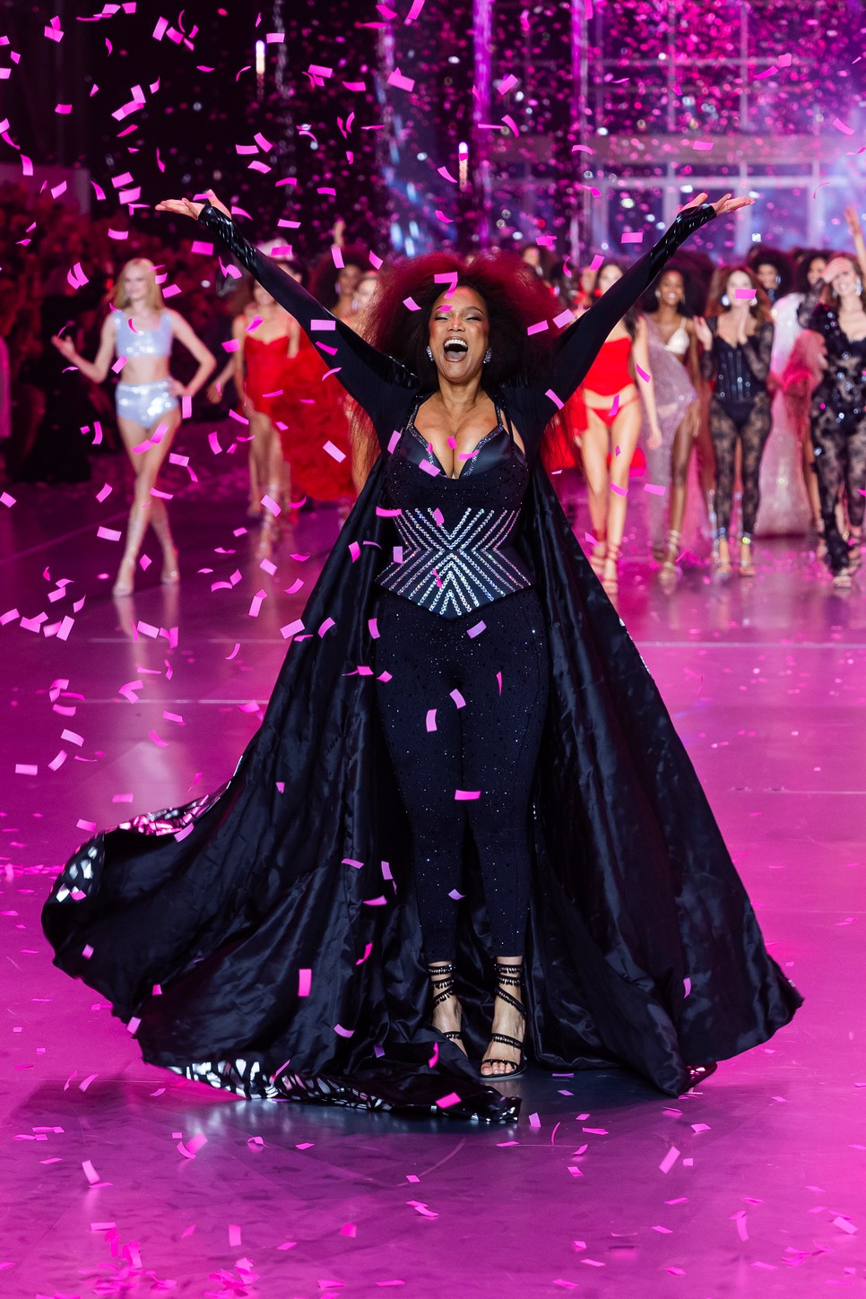 Ilyen egy igazán menő visszatérés! Tyra Banks ragyogott a kifutón