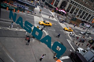 Nasdaq w dół po 19-proc. spadkach Facebooka. Ale DJI zaliczył zwyżki