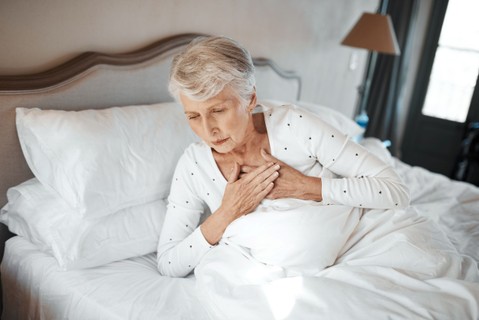 Nehezen kap levegőt, ha fekszik? Ne legyintsen rá, hiszen a teste valami fontosat próbál jelezni!