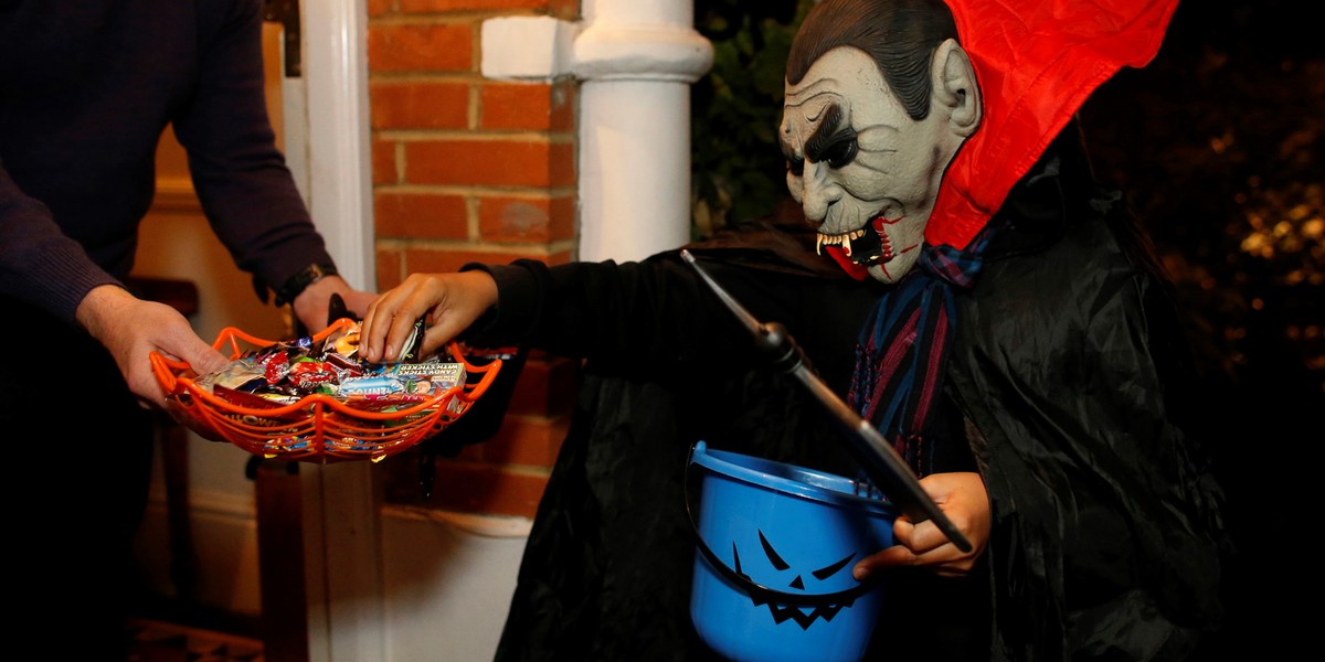 Halloween 2021 Zabawy i gry. 14 najlepszych pomysłów na imprezę Kobieta