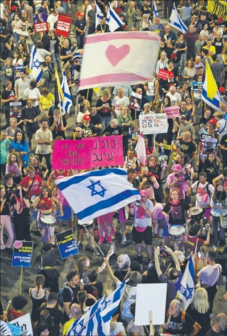 Strefa Gazy: Izraelczycy coraz ostrzej o wojnie