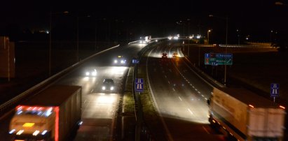 Autostrada tonie w ciemnościach