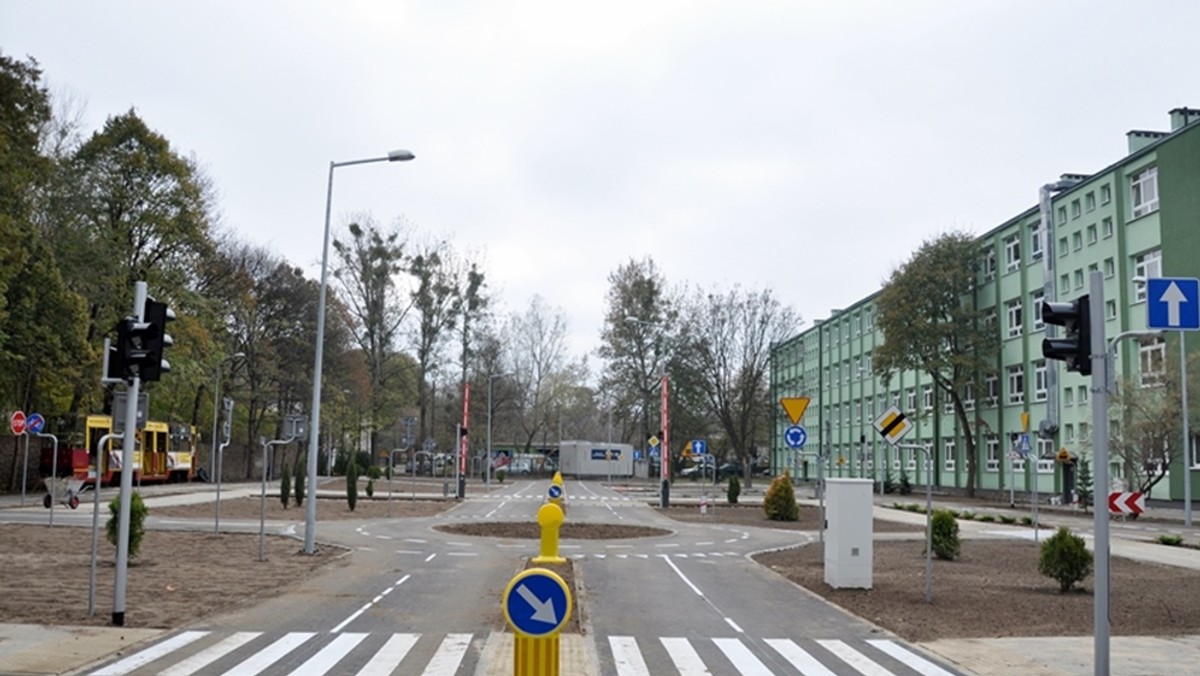 Blisko cztery tysiące  metrów placu manewrowego, 750 metrów jezdni i ścieżek rowerowych, 20 sygnalizatorów świetlnych, tramwaj, zapory kolejowe – to tylko część infrastruktury, jaka znajduje się w Stacjonarnym Miasteczku Ruchu Drogowego. Placówka została dzisiaj otwarta na warszawskiej Woli.