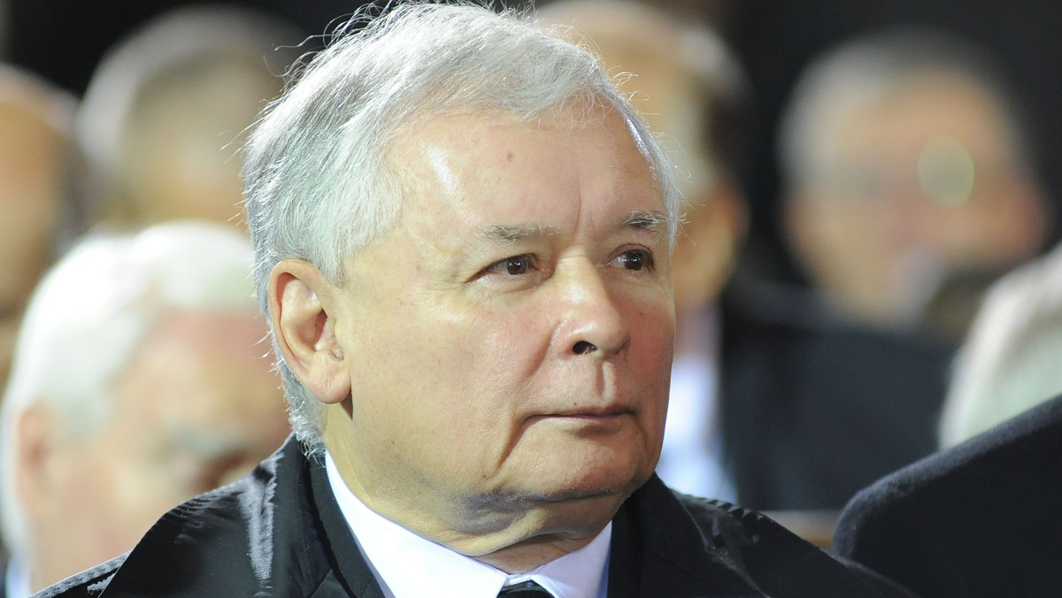 Jarosław Kaczyński założył dwa różne buty? Wpadka internautów