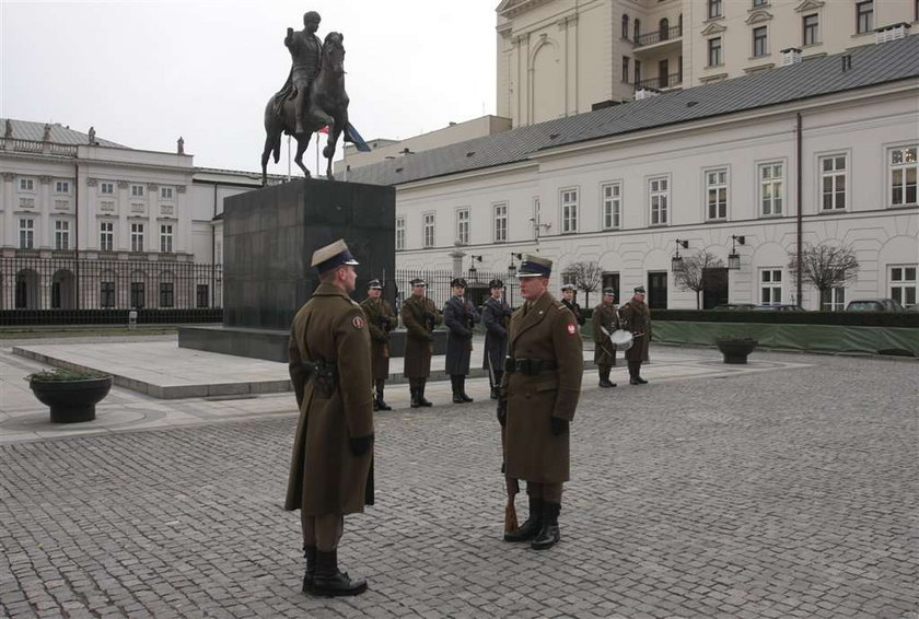 Zachcianka prezydenta? Żołnierze mają chodzić pod pomnikiem, a nie...