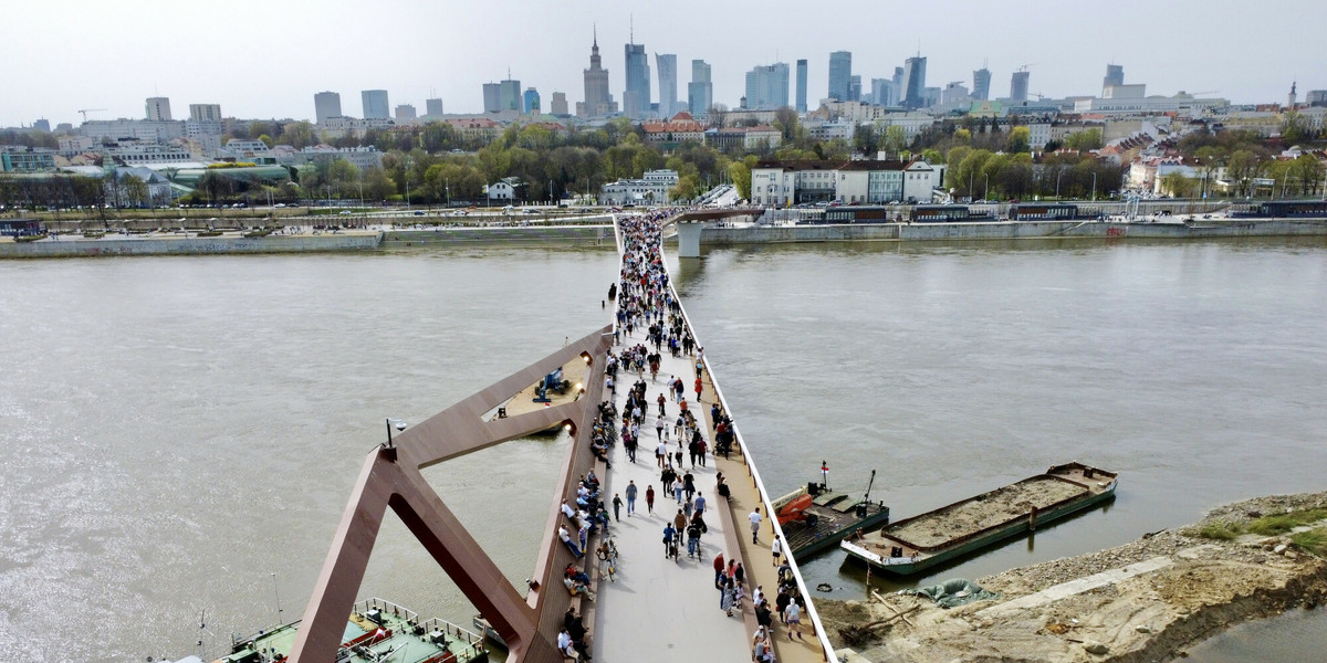 Panorama centrum stolicy i nowy most pieszo-rowerowy
