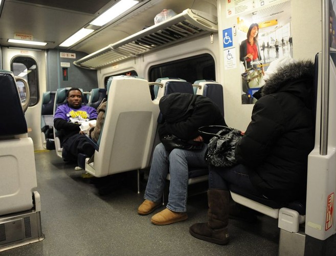 Zima uwięziła w pociągach setki pasażerów