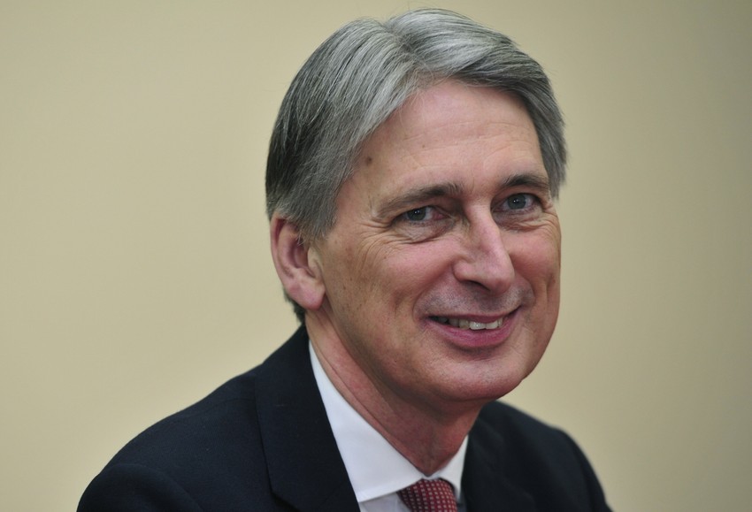 Filip Hamond na sve načine pokušava da umanji Putinovu popularnost