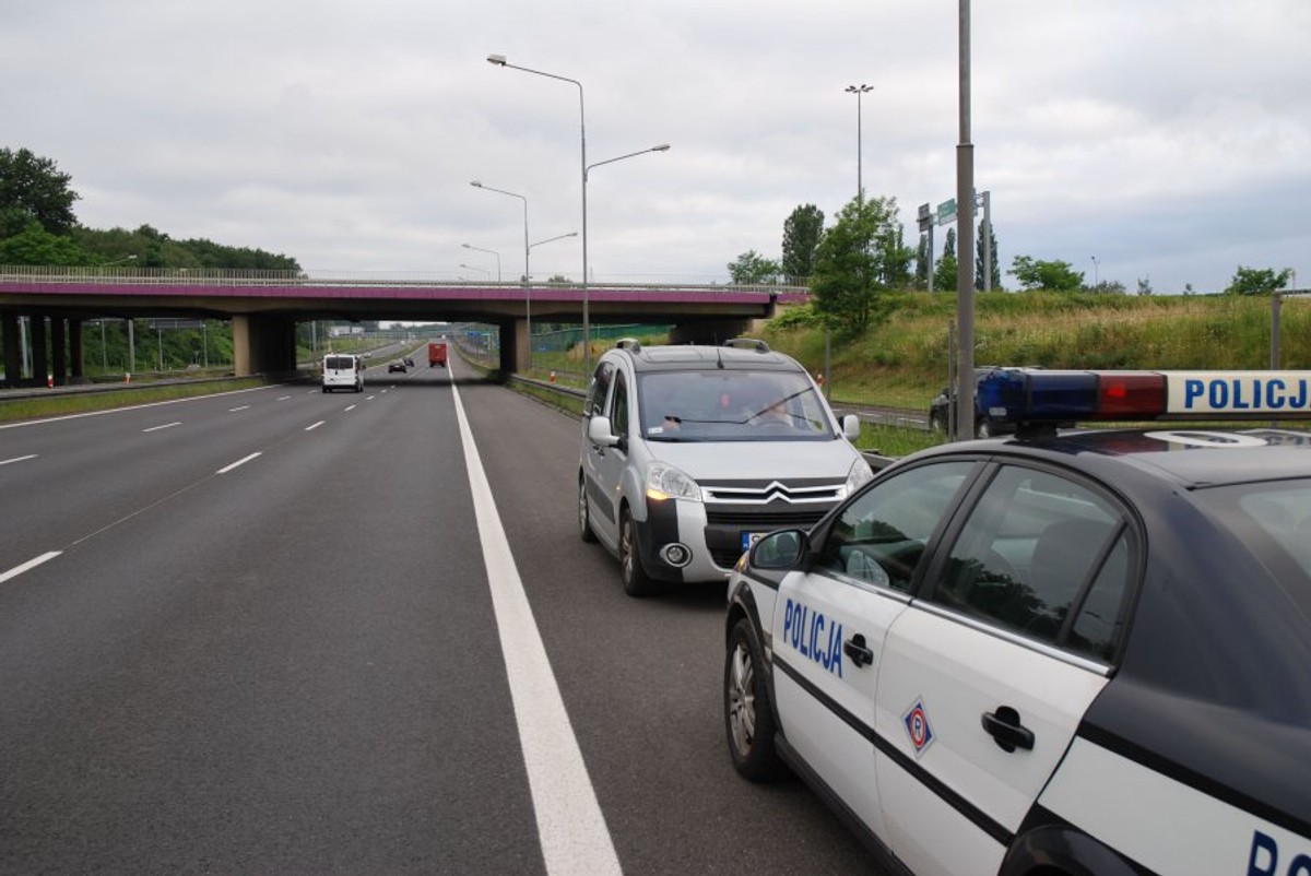 Jechał autostradą pod prąd. Wpadł w ręce policji i… wsypał ojca. FOTO