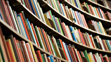 "Gazeta Wyborcza": miliony na książki dla szkół