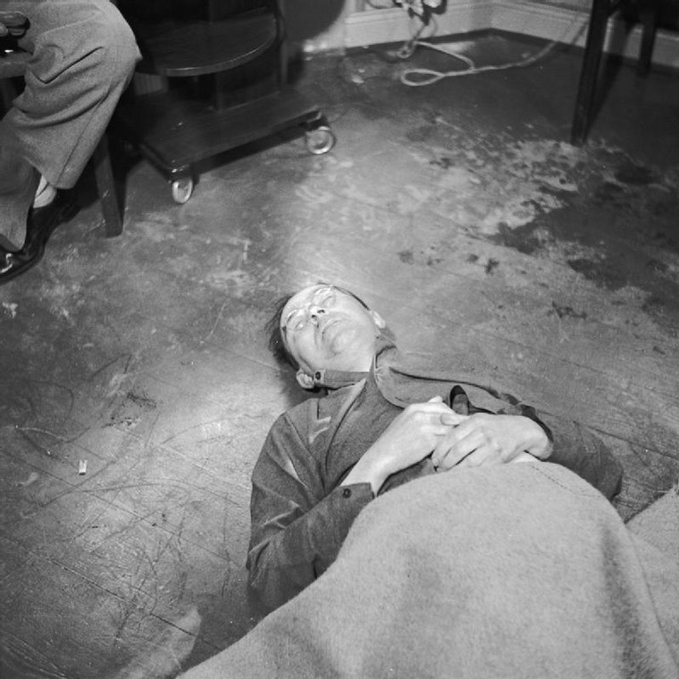 Ciało Himmlera, leżące na podłodze w kwaterze głównej 2 Armii Brytyjskiej, po tym, jak zażył truciznę