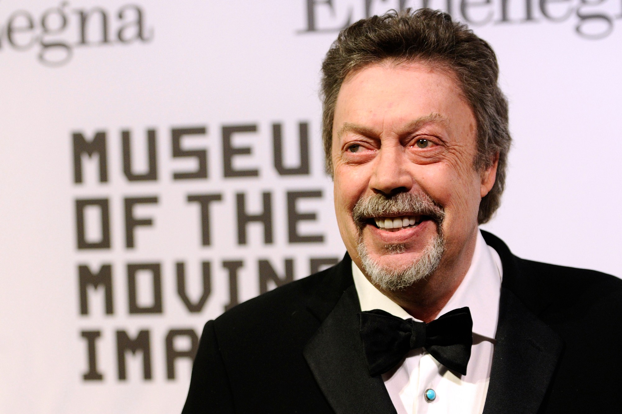 Herec Tim Curry.