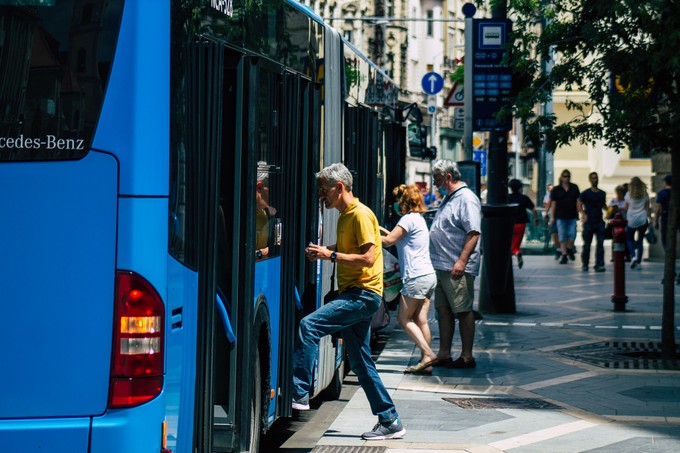 Életmentés egy budapesti buszmegállóban