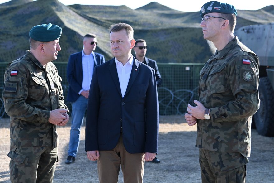 Minister obrony narodowej Mariusz Błaszczak (C), gen. dyw. Jarosław Gromadziński (L) i Dowódca Operacyjny Rodzajów Sił Zbrojnych gen. dyw. Tomasz Piotrowski (P) podczas spotkania z żołnierzami z 18. Dywizji Zmechanizowanej, 25 bm. w Rzeszowie.