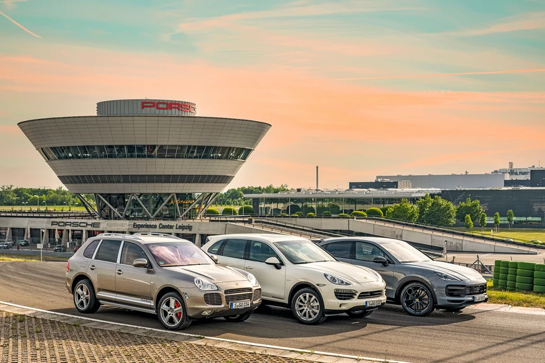 Trzy generacje Cayenne’a na jednym obrazku. Pierwsza jeszcze wywoływała kontrowersje, ale te czasy dawno minęły i SUV Porsche znalazł wielu entuzjastów. W ciągu 20 lat sprzedano grubo ponad milion egzemplarzy tego modelu