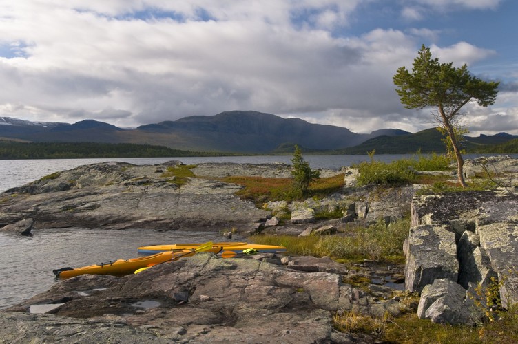 Kajaki na brzegu jeziora Langas, Szwecja