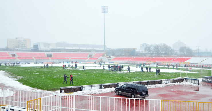 Navijači Škotske i radnici stadiona "Karađorđe" čiste sneg zajedno