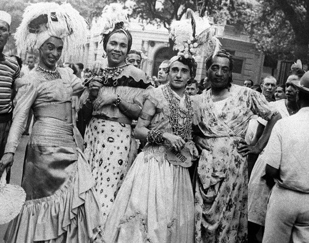 Mężczyźni w przebraniu, karnawał Rio de Janeiro, lata 30. XX w.