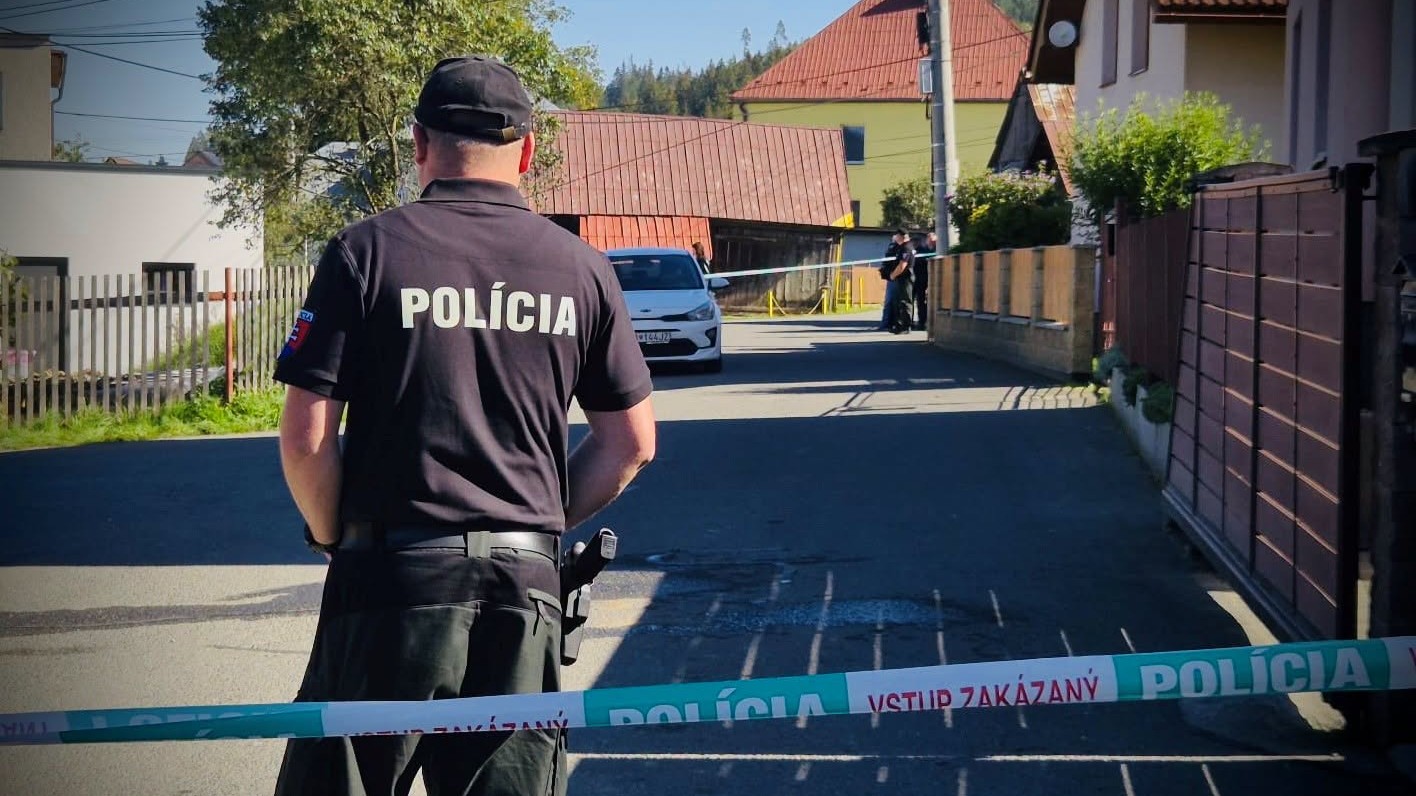 Polícia pre útok v Staškove vypočula svedkov a zaisťovala stopy. 