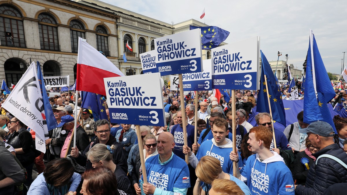 W marszu "Polska w Europie" uczestniczyło 45 tys. osób - poinformował rzecznik stołecznego ratusza Kamil Dąbrowa, powołując się na dane Centrum Bezpieczeństwa i Zarządzania Kryzysowego w Warszawie. Według nieoficjalnych informacji ze źródeł w policji, frekwencja wyniosła 7 tys. uczestników.