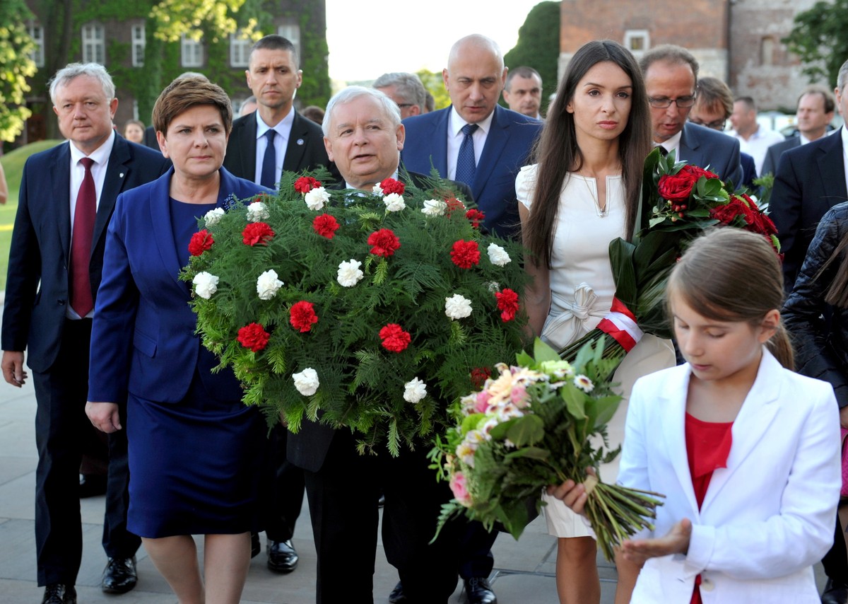 Jarosław Kaczyński, Marta Kaczyńska i Beata Szydło na Wawelu