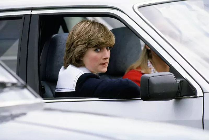 Diana Spencer w swoim samochodzie ogląda księcia Karola grającego w polo w Windsorze, maj 1981 r.