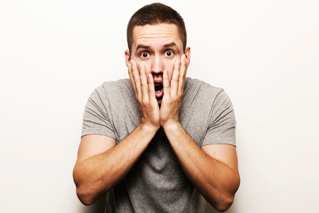 1. Titokban retteg: a nők nagy része nem is tudja, hogy milyen jó dolga van. Egy pasi szívesebben kérne Hupikék törpikének öltözve fizetésemelést a főnökétől, minthogy odamenjen egy nőhöz. Akarod tudni, hogy miért fél ennyire? Az érzések miatt. A pasik feladat-orientáltak, de amikor érzésekről van szó, akkor elvesznek. Nyilván odavannak érted, de közben rettegnek. Mi a megoldás? Ne kérdezd a kapcsolat elején az érzéseiről. Hagyd, hogy a tettei beszéljenek helyette, ráér a komolyabb dolgokról később is beszélni.