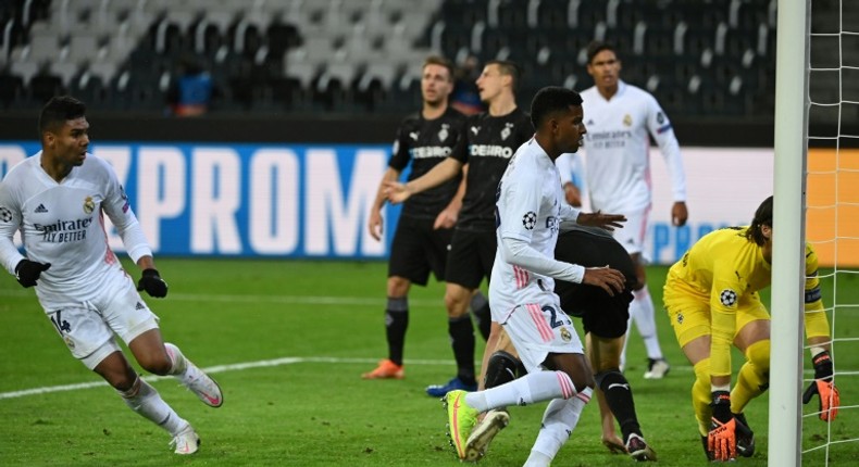 Casemiro (L) scores an injuury-time equaliser for Real Madrid away to Borussia Moenchengladbach