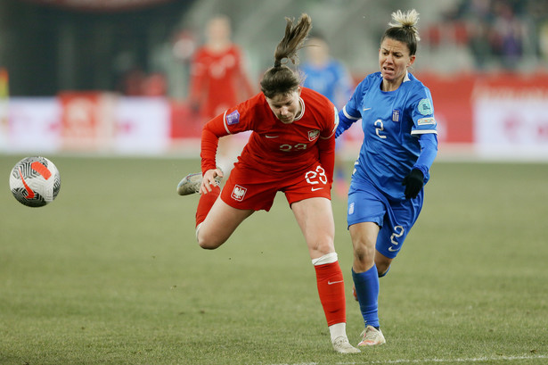 Adriana Achcinska (L) i Maria Mitkou (P) z Grecji podczas meczu grupy B piłkarskiej Ligi Narodów