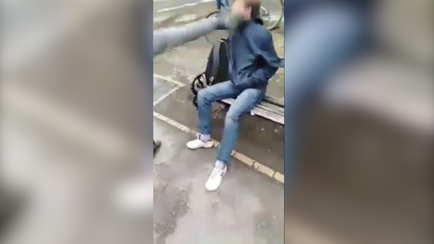 Dok je žrtva mirno sedela na klupi petaestogodišnjak ga je snažno šutnuo u lice