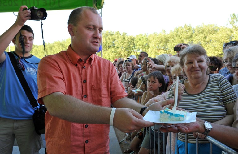Piotr Krzystek zasiada w trzech radach nadzorczych: Zarządu Morskich Portów Szczecin i Świnoujście S.A w Szczecinie, Portu Lotniczego Szczecin-Goleniów i spółce Remondis. Dodatkowy dochód prezydenta Szczecina jest szacowany na 98,9 tys. złotych.